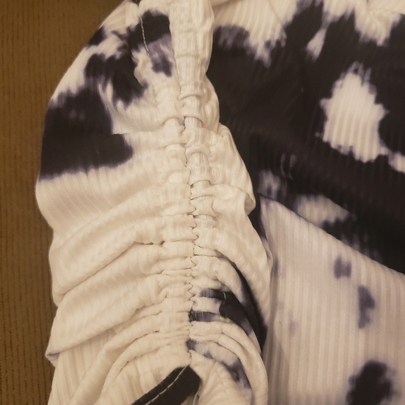 Ribbed rouched long sleeve white with some black spots - Picture 4 of 8
